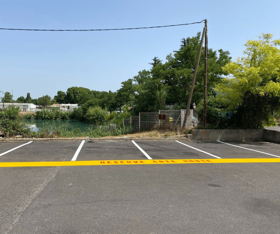 marquages au sol pour délimiter un parking drome ardeche