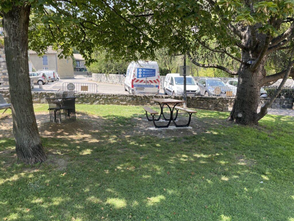 fourniture et pose de mobilier urbain : tables et bancs drome ardeche