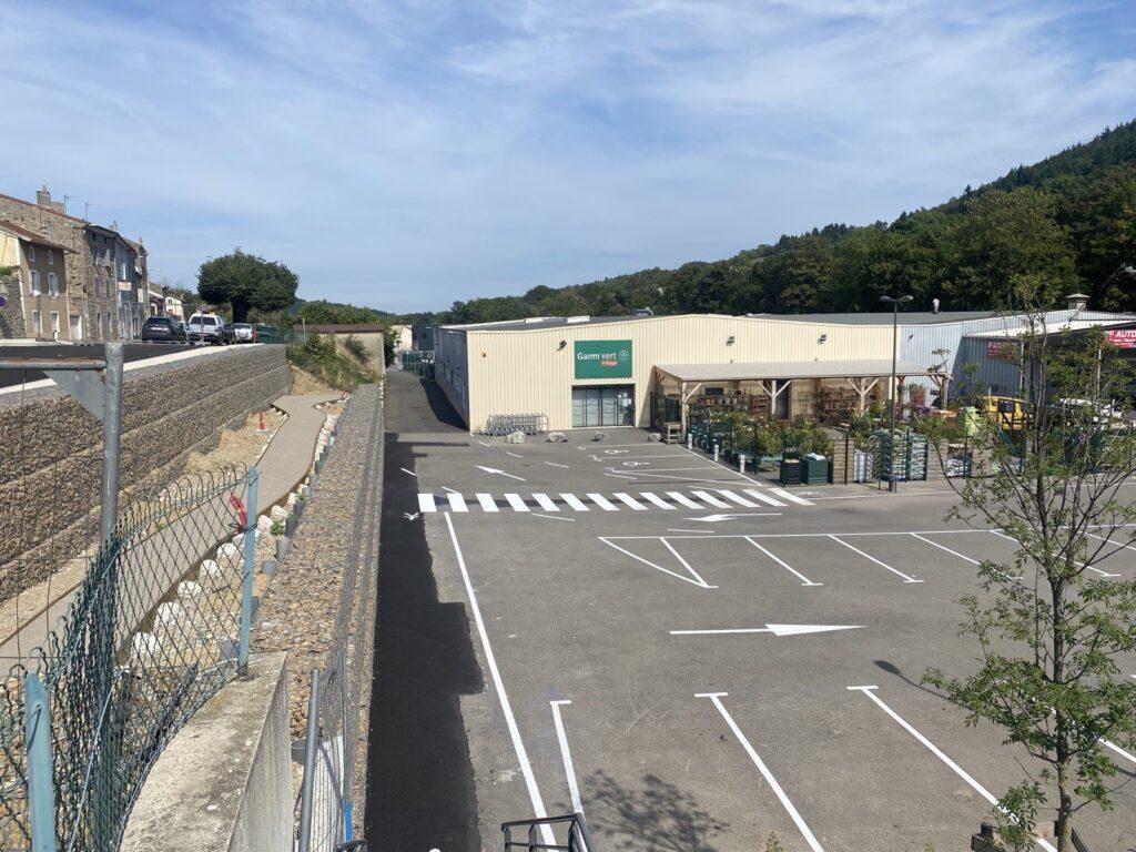 marquage au sol et signalisation verticale pour le parking d'une jardinerie en Drôme et Ardèche